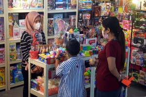 04. Pengunjung Artos Mall Sedang Bertransaksi Pembelian Mainan di Pameran Multiproduk Artos Mall