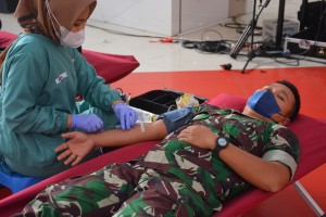 03. Salah satu peserta donor darah mendonorkan darahnya