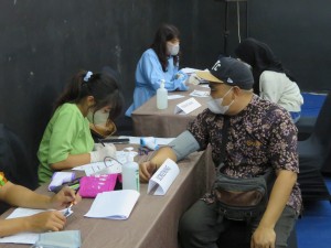 Peserta vaksin sedang melakukan screening sebelum divaksin.