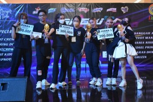 04. Salah Satu Pemenang Dance Competition Berfoto di atas Panggung di Atrium Artos Mall