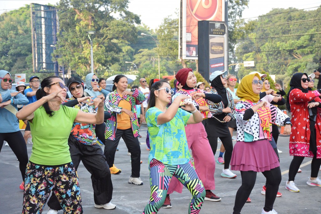 PESERTA LEBA-RUN MENGIKUTI SENAM ZUMBA