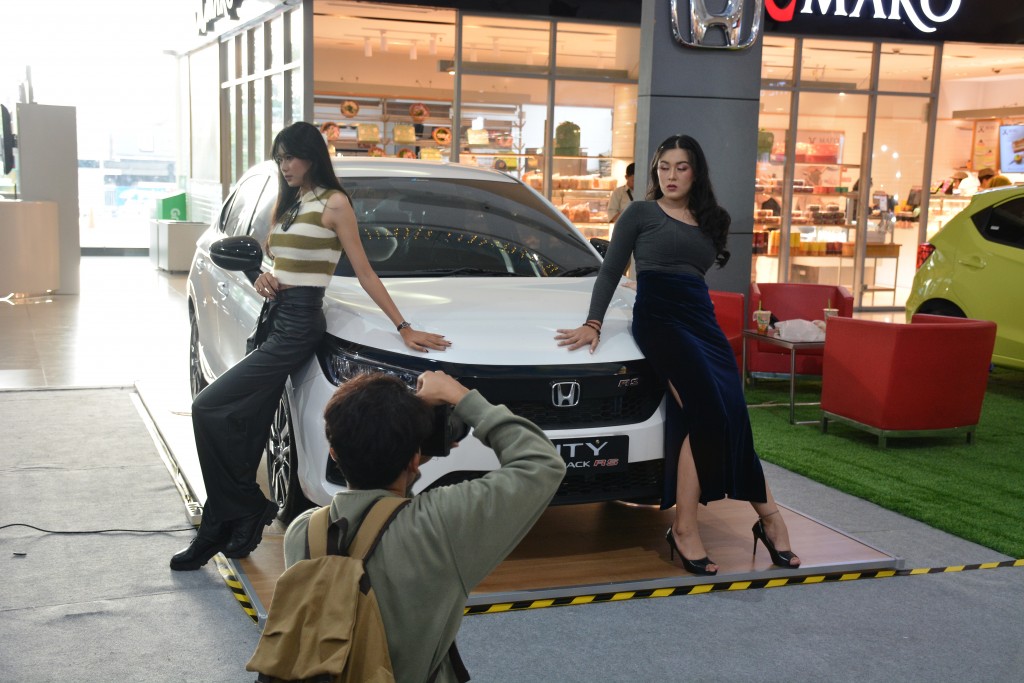 SALAH SATU PESERTA PHOTOSHOOT COMPETITION SEDANG MEMOTRET MODEL DAN MOBIL DI ATRIUM ARTOS MALL