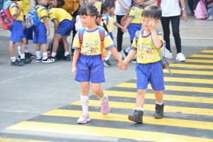 ANAK-ANAK BELAJAR MENYEBERANG DI ZEBRA CROSS