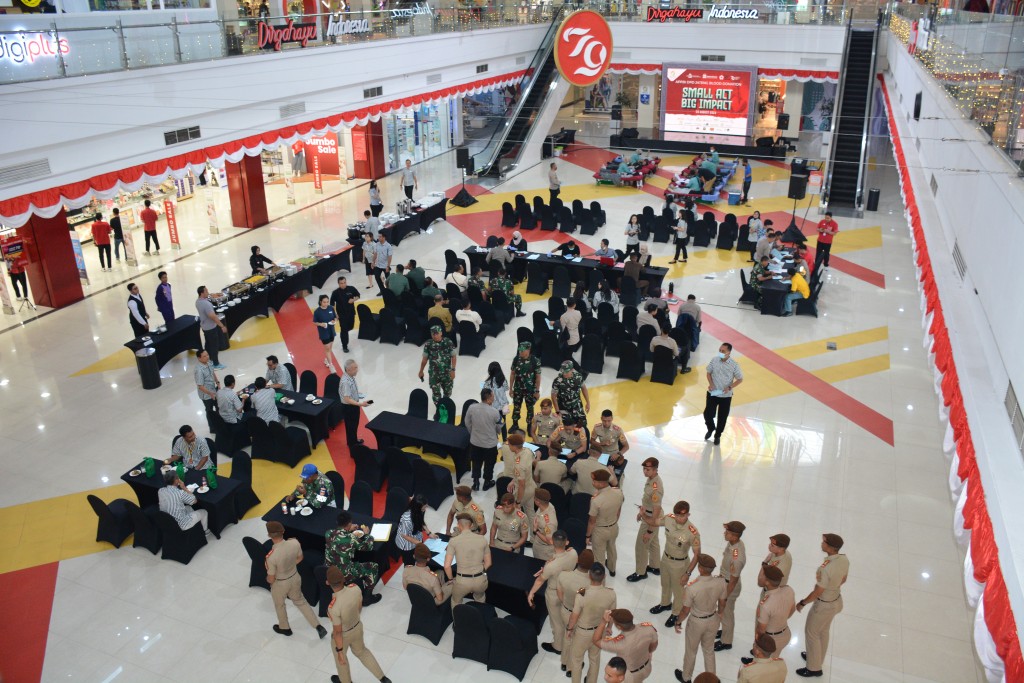 ATRIUM ARTOS MALL YANG DIPENUHI OLEH PESERTA DONOR DARAH