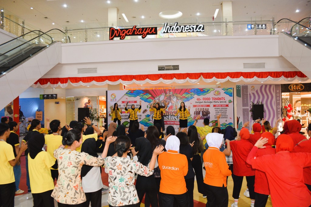 FLASHMOB KARYAWAN ARTOS MALL DAN KARYAWAN TENANT PADA PEMBUKAAN KULINER PITOELASAN